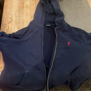 Polo ralph lauren zip hoodie - Fick precis den för liten stroken för mig (S) men det är barnstorlek 