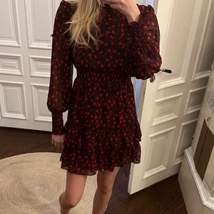 Volang klänning - Säljer denna sjuukt snygga klänning med stjärnor på och volanger nertill! Passar som festklänning men även snygg till vardags med en stickad kofta över! Använd 1 gång så i nyskick! Klänningen är i storlek 36! Den har resor i midjan vilket gör att den går in lite och därav ger så fin passform sessan gör den även i slutet av ärmen! Jag är 175 cm och brukar normalt ha xs / s i klänningar som referens! 💕☺️