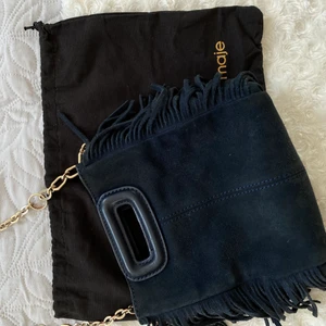 Maje väska - Säljer min jättefina, välsnvända maje väska pga jag har för många väskor! små fläckar finns men de är ej särskilt märkbara. Fint skick utöver det, korta bandet samt dustbag medföljer! HÖGSTA BUD: 950 kr KÖP DIREKT FÖR 1100 kr 🌸