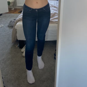 Mörkblåa skinny jeans från lee  - Köpta på carlings. Sitter tajt och lågmidjat☺️ mörkblå färg och jag skulle säga att storleken är xs/34 typ☺️ 