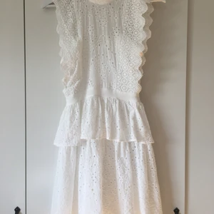 Klänning - Klänning från MOMENTS New York i mycket fint skick. Storlek 36. Inga fläckar och nytvättad. Pris 400kr + frakt. 