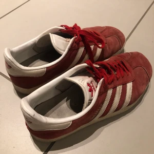 RÖDA adidas gazelle - Mina favvoskor som inte har fått så mkt användning på sistone. Välanvända men i gott skick. Behövs bara rengöras och sedan är de som nya:) kan skicka för fraktkostnaden eller mötas upp i malmö