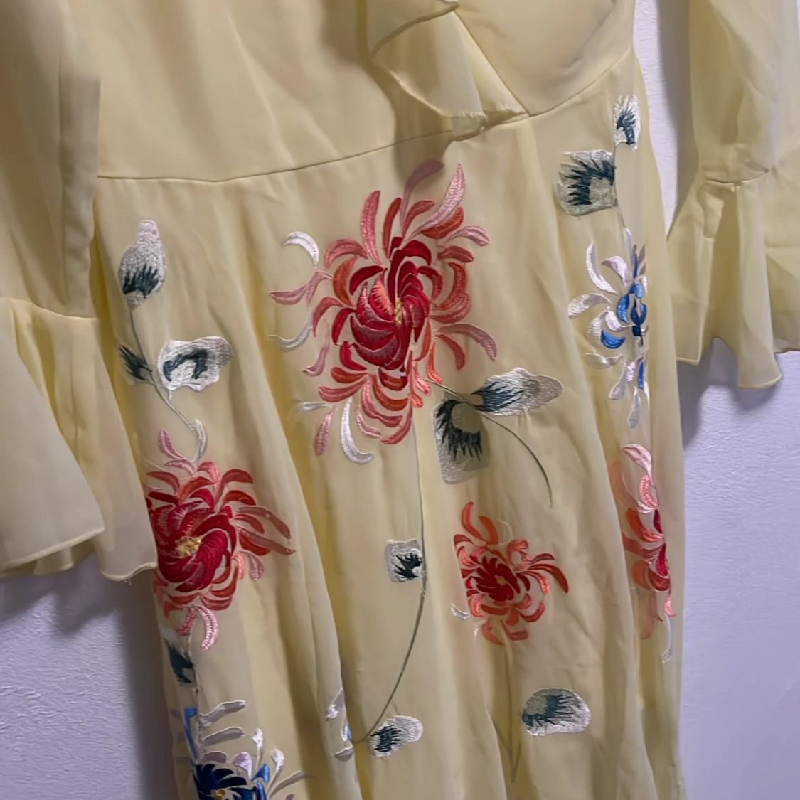 Gul blommig maxiklänning  - 90