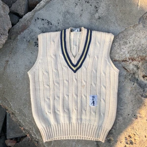 Vintage väst!! 🌅🌆 - Vintage kabelstickad väst. Storlek S/M. Västen är i bra vintage skick dock finns det en fläck. Det är reducerat i priset. Tveka inte att höra av dig om du undrar något! 🌅🌱