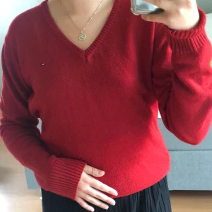 Tomy Hilfiger tröja - En fin stickad Tomy Hilfiger tröja. Den är i bra skick och har inga fläckar eller skador! Denna är i stl L men är jätteliten i stl så passar S/M. Ny pris på denna är 1200 men säljer för 150 och kan köpas direkt för 200kr.