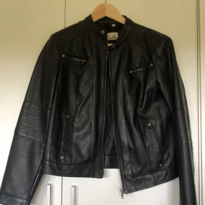 Skinnjacka st. 36 (S/M) - Svart skinnjacka, använd fåtal gånger, säljer då den ej passar, nyskick ✨Frakt +62kr✨