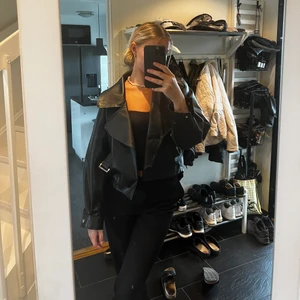 Skinnjacka  - En super fin skinnjacka från missguided! Använd 1 gång pga fel storlek❤️‍🔥 super fin nu till sommarkvällar!! Mer kroppad i modellen