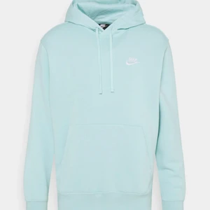 Nike club hoodie - Säljer min hoodie från Nike :) den är i mycket fint skick då jag använt den sparsamt, köpte den för ett år sen bara. Använder den knappt längre så därför tänker jag sälja den så den kan komma till mer användning av någon annan! Färgen är turkos skulle jag säga, det är en blandning mellan grönt och blått. Den köptes på herravdelningen men funkar lika bra på tjejer. Priset kan diskuteras. Om du vill ha bilder av tröjan personligen så är det bara att skicka
