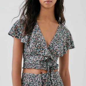 Bershka topp - Super söt sommar topp . Obs tar endast swish och fraktar paketen :) 