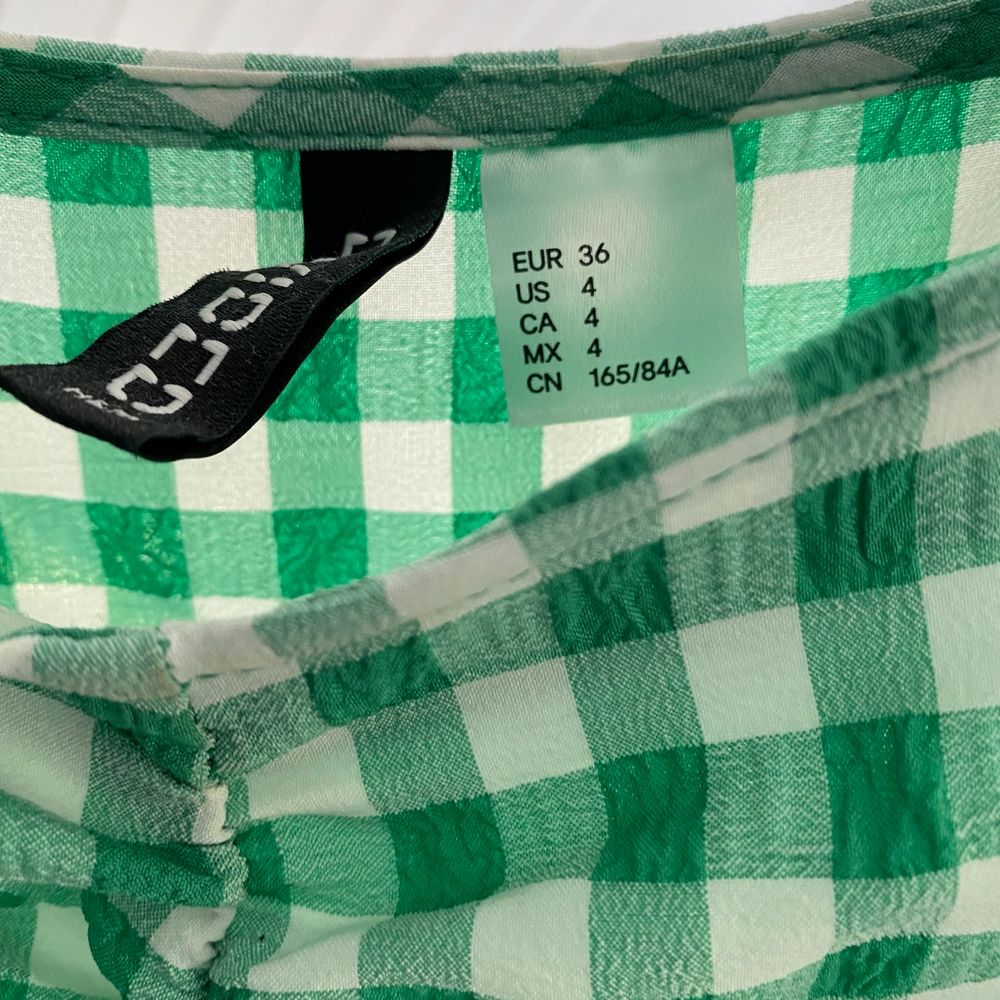 Säljer en rutig klänning från H&M. Skriv vid intresse💞. Klänningar.