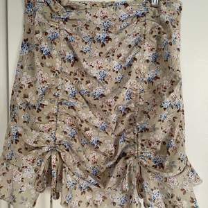 Blommig kjol strl medium från shein, använd fåtal gånger