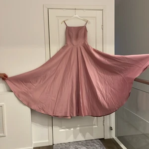 Balklänning  - Ljusrosa, stor volang, 165 cm.
