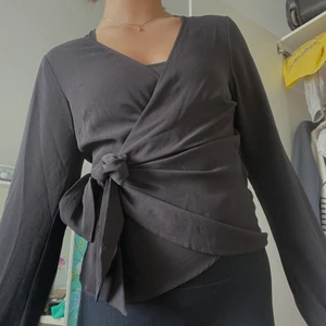 Blus - Säljer denna fina blusen med knyte från Gina Tricot. I superbra skick! Skicka meddelande vid intresse/frågor🌸