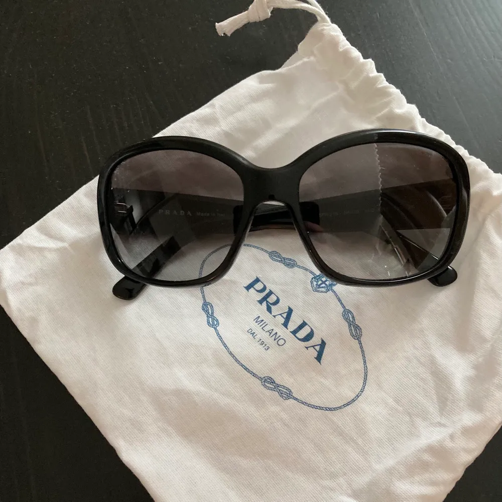 Vintage Prada solglasögon. Köptes på Affordableluxury luxury i sthlm för ca 1 år sedan till ett pris på ca 1000 kr. Använd ett fåtal gånger. Bild 2 på solglasögonen är från hemsidan. Inga defekter vad jag har sett. . Accessoarer.