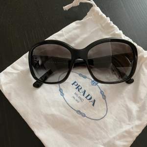 Vintage Prada solglasögon. Köptes på Affordableluxury luxury i sthlm för ca 1 år sedan till ett pris på ca 1000 kr. Använd ett fåtal gånger. Bild 2 på solglasögonen är från hemsidan. Inga defekter vad jag har sett. 