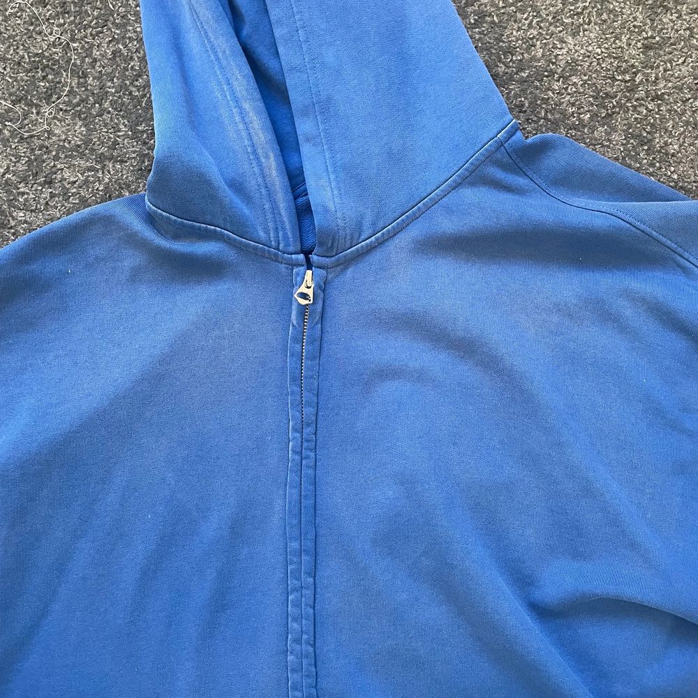 Säljer min zip up hoodie från weekday i en tvättad blå färg. Säljer då den inte passar mig. Kom privat vid frågor!. Huvtröjor & Träningströjor.