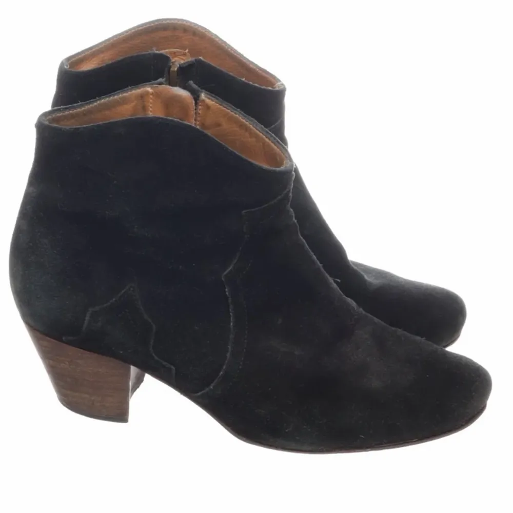 Isabel marant boots, skick 6/10, slitage finns på hela skon men det är inget man tänker man inte på! Jätte fina och fortfarande användbara. Nypris är runt 4000 kr . Skor.