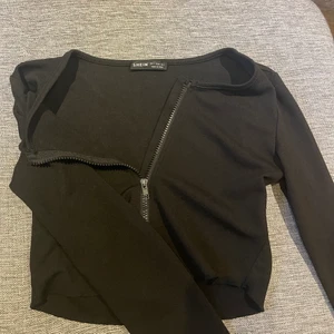 Tröja med dragkedja  - Fin tröja som passar med allt, kan även användas som en kofta, är i bra skick o bra material 💗😊 Skriv om intresse 