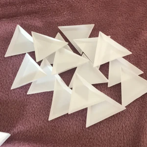 Pärlfat - Små vita fat i plast bra att ha till pärlor naglar eller daimond painting eller något annat!  Säljer dessa i ett pack med 15 st i för 15kr❤️