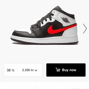 AIR JORDAN 1 MID CHILE RED - Säljer mina air jordan 1 i färgen Chile red, då de är lite förstora för mig. Inköpta för ca 1 år sen, från SOLD OUT. Sparsamt använda, skicka för mer bilder osv💕💓 kan fraktas eller mötas upp i Örebro. Pris kan diskuteras!