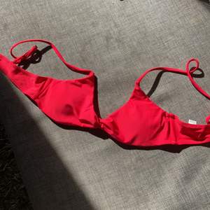 Röd bikiniöverdel storlek S. Passar A-kupa möjligtvis B. Fint skick