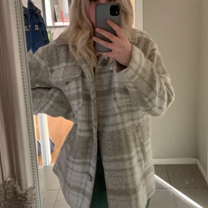 Snygg rutig jacka - Superfin rutig beige jacka från NA-KD i storlek 34. Använd 1 gång💕orginal pris 900