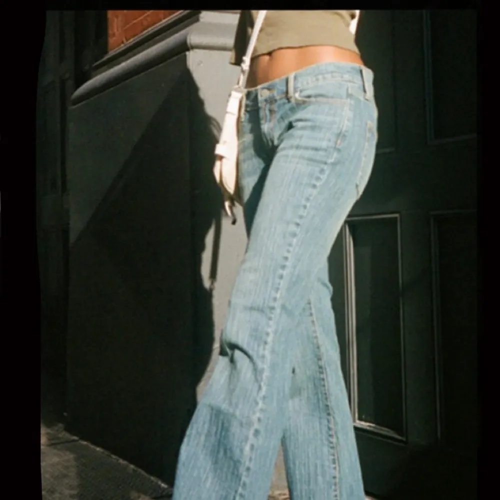 Brielle 90’s jeans från brandy melville. Jag är storlek S. Inga defekter och använda någon gång bara! Tog 3 veckor att få hem från hemsidan för mig så betydligt snabbare frakt från plick. 300 + 50 kr frakt . Jeans & Byxor.