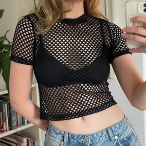 Cool croppad mesh t-shirt från märket Stay!💓 Använd men i bra skick, storlek M