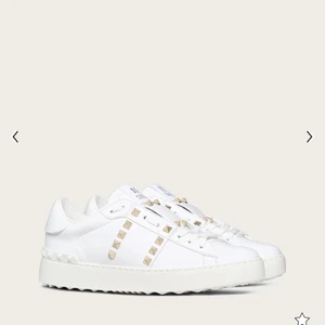 Valentino skor - Säljer mina helt nya Valentino skor då dom är för små. Kunde inte skicka tillbaka dom då jag använde dom en gång. Vid snabb affär kan vi gå ner i pris och jag kan då stå för frakten. Det är bara att fråga om mer bilder på skorna💕