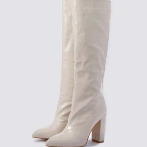 Boots omskinn - Assnygga boots som tyvärr va lite för små för mig. Använda en gång så är i princip nya! Köpare betalar för frakten, kan annars mötas upp🌼