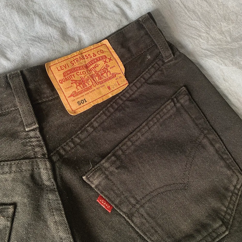 Svarta jeansshorts från Levis. Köpta på plick men passade tyvärr inte och säljer därför vidare😇💞💞säljer ett par ljusblåa också💥. Shorts.