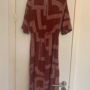 Klänning storlek 36 - Röd klänning från hm, storlek 36, inget att anmärka på. Jättefin! 266:- inkl frakt.