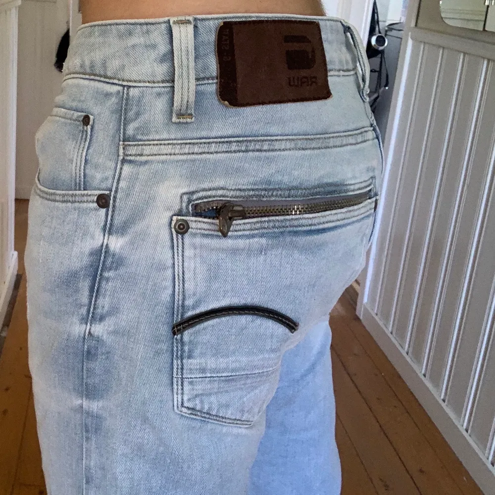 Lågmidjade jeans med långa ben (L34) midjan är rätt stor som en L så säljer pga för stor midja! Fin sommar ljusblå som matchar allt! Köpta på second hand 🦋. Jeans & Byxor.