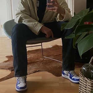 Svarta Jeans - Sköna svart/gråa jeans i fit straight. Köpta på carlings o anävda men i väldigt bra skick. Köparen betalar frakt, om inte den kan mötas upp.