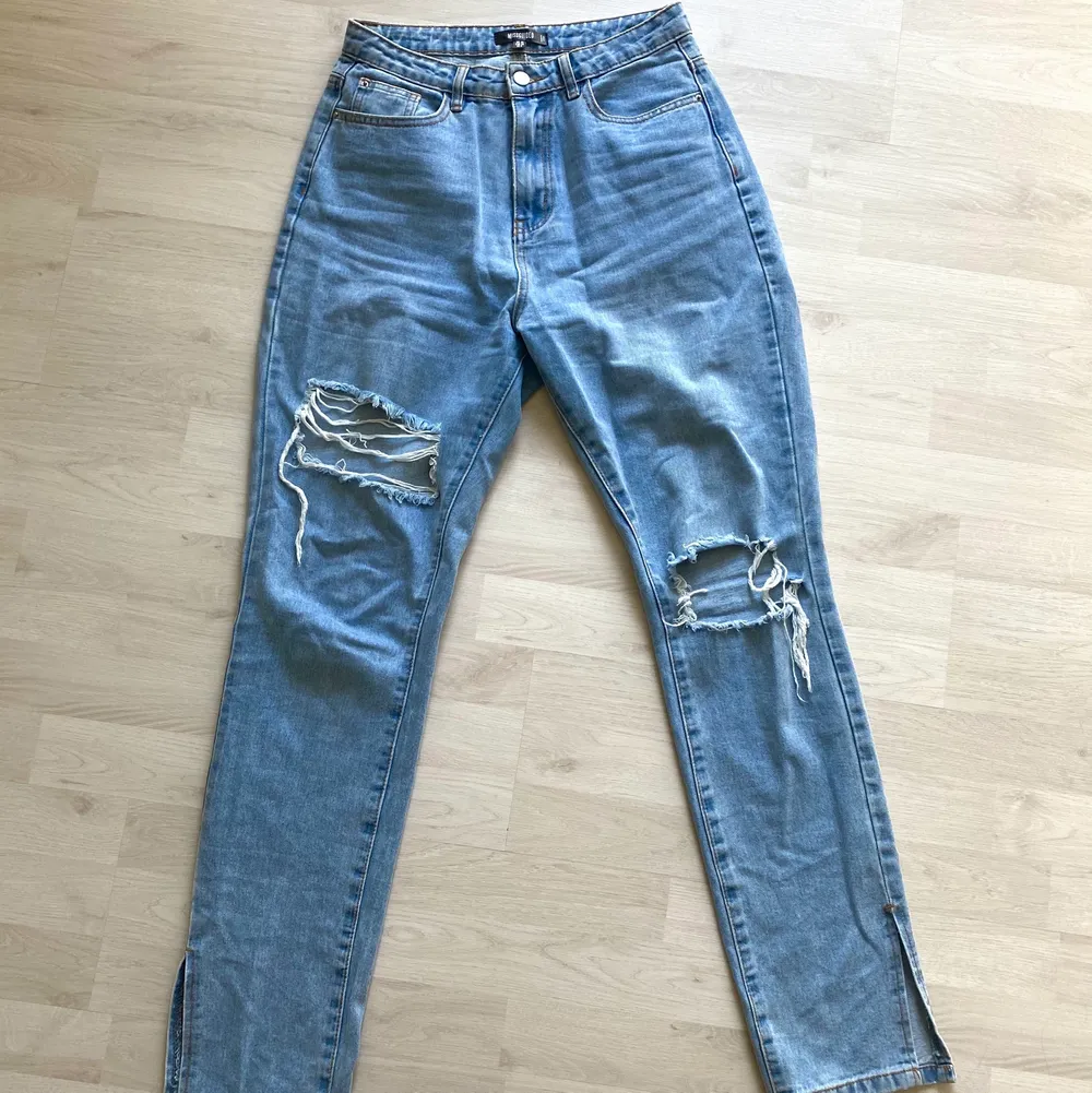 Superfina jeans från missguided i en ljusblå tvätt som är högmidjade och har slits!! Använda några gånger men dem är som nya. Storlek M och sitter som en smäck på mig som är 170 cm lång🤤💓. Farkut & Housut.