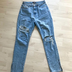 Jeans i en ljusblå tvätt från missguided - Superfina jeans från missguided i en ljusblå tvätt som är högmidjade och har slits!! Använda några gånger men dem är som nya. Storlek M och sitter som en smäck på mig som är 170 cm lång🤤💓