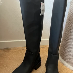 Stövlar - Ett par helt oanvände stövlar i den populära modellen från Zara, prislapp sitter kvar.