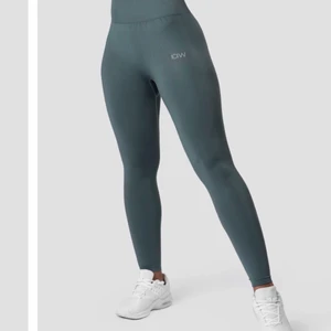 Träningsbyxor från iciw  - Säljer mina jätte fina träningsbyxor från iciw. Säljer eftersom dom blivit försmå för mig tyvärr. Så himla sköna och jätte bra kvalite. Sparsamt använda. Köptes för 599kr säljer för 100kr! 💕