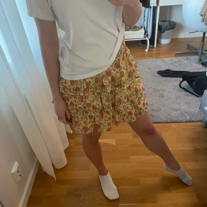 Så söt kjol🧡 - Så fin kjol från Lindex!🧡  Det är barnstolen 158/164 men skulle säga att den är som en S!🧡 ALLA MINA PLAGG GÅR ATT DISKUTERA PRIS PÅ!!!!!! SÅ GÅ GÄRNA IN O KIKA OM DU HITTAR NÅGOT SÅ KAN VI PRATA OM PRIS!!!!