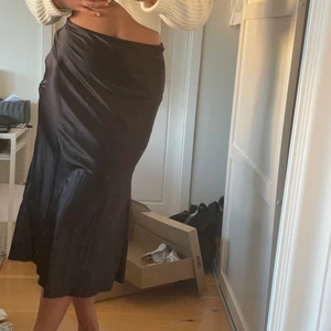 Kjol från bershka - Kjol från bershka i strl L men skulle säga att den mer är som en M, köparen står för fraktkostnader 🫶🏻💖