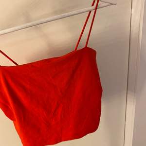 Rött linne från Ginatricot❣️ endast testat så mycket bra skick! 70kr + 66kr frakt, priset kan diskuteras🤍