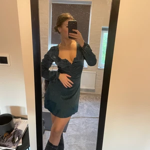 Satin klänning - zara klänning som tyvärr inte kommit till användning. Nypris ca 400kr och oanvänd. I storlek S 