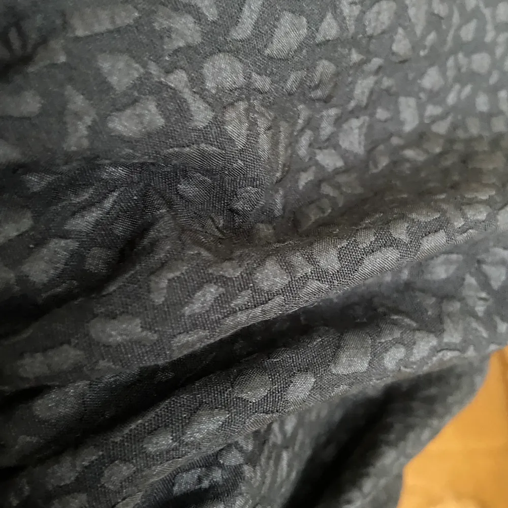 Cool och unik kjol från zara. Bläddra till sista bilden för att se mönstret tydligare. Endast använd 1 gång eftersom att den köptes i för liten storlek! 💕. Kjolar.