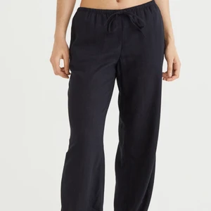 Linnebyxor - säljer dessa lågmidjade linnebyxor från h&m, storlek xs och helt nya oanvända med lapp kvar, slutsålda på hemsidan,  passar mig som vanligtvis har storlek 36 