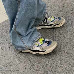 Vans sneakers  - Vans-skor i storlek 41. Jättesköna men har tyvärr blivit för små. Lite slitna och skada på ena skosnöret🔥 Kan mötas upp annars tillkommer frakt 