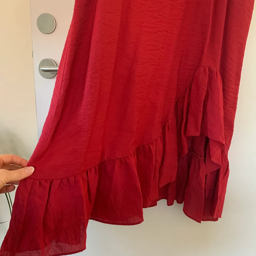 Superfin röd klänning med volang längst ned. Går ner till vaderna (jag är 170). Endast använd 1 gång 💚. Klänningar.