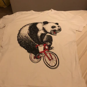 Vit T-shirt, panda! - Använd fåtal gånger, fint skick. Cyklande panda. Märke Pier One. Köpt på zalando