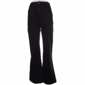Svarta flares  - Fina svarta flared jeans som är alldeles för långa på mig som är ca 160, rekomenderar till 165-170! Helt i nyskick(där av priset)