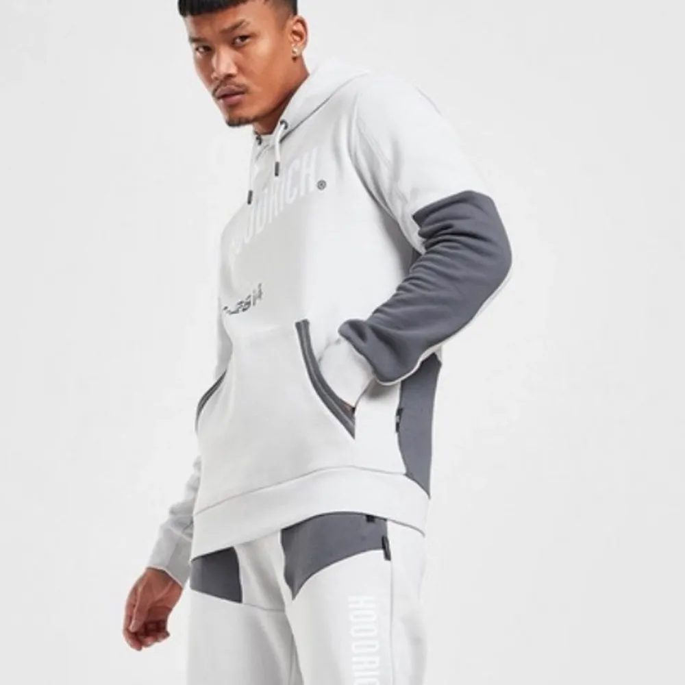 en grå vit hoodrich tracksuit som är i ett bra skick och storlek Small, ❗️drf jag inte tar bild på hoodien är för att den är hemma hos min mamma men om ni vill ha bild på den så skicka till mig❗️ nypris: 1550kr/ mitt pris 850kr. Jeans & Byxor.