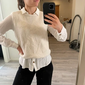 slipover - Intressekoll på denna superfina beiga stickade slipovern från vila som aldrig är använd. Köptes förra sommaren🥰 